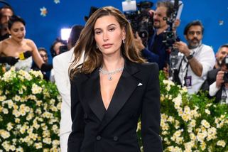 Hailey Bieber ukázala tělo v sexy prádle a fanoušci přestávají dýchat. Modelka předvedla neskutečné tvary - Super.cz
